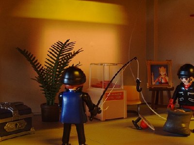 k-29.JPG (139.29 KiB) 1208 mal betrachtet Während die EInbrecher im Museum zugange sind, merken sie natürlich nicht, was sich <br />zwischenzeitlich draußen abbspielt...