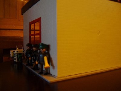 k-14.JPG (113.46 KiB) 1208 mal betrachtet Die einsatzkräfte sind eingetroffen und verstecken sich um das Gebäude herum...