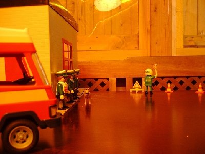 k-16.JPG (139.3 KiB) 1208 mal betrachtet Ein Kollege sperrt die Straße ab...