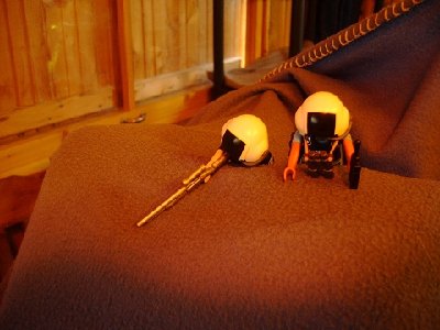 k-37.JPG (145.74 KiB) 1208 mal betrachtet Unbemerkt von den Dieben beobachten, vom &quot;blauen Berg&quot; aus, zwei Beamte des SEK´s das Dach des Museums und koordinieren<br />den Einsatz...