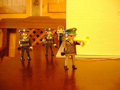 k-38.JPG (135.12 KiB) 1209 mal betrachtet &quot; Achtung !!! ... Zugriff !!! &quot; <br /><br />Der Einsatzleiter vor Ort ruft durch sein Megafon &quot; Polizei... stehen bleiben und Hände hoch... !&quot;