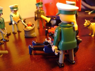k-42.JPG (153.34 KiB) 1208 mal betrachtet Die Diebe sind sehr überrascht und leisten bei der Festnahme keinen großen Widerstand...