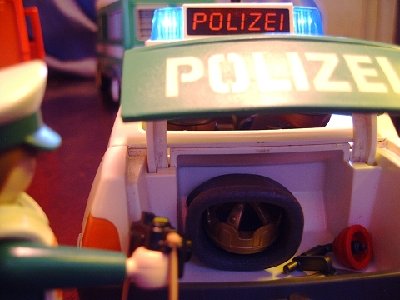 k-46.JPG (136.46 KiB) 1208 mal betrachtet Von der Beute und den Werkzeugen werden noch Beweisfotos gemacht...