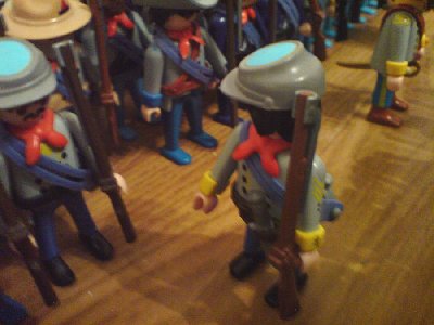 Colt Dixieman.JPG (88.32 KiB) 1452 mal betrachtet "Sir, Da habe ich genau die Richtigen. Private Colt? Private Dixieman? Vortreten! Hop, hop!"