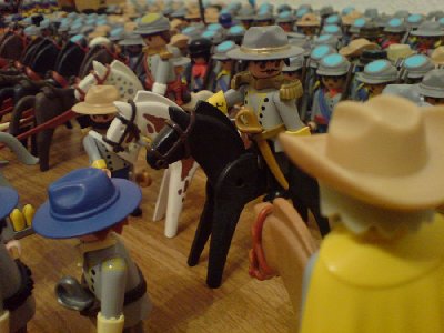 Da vorne Sir.JPG (91.69 KiB) 1441 mal betrachtet "Was hat denn dieser Tumult zu bedeuten, Collonel?" "General Rotti, sehen Sie: Die Franzosen geben dass Parlamentärszeichen. Da hat wohl jemand Redebedarf!"
