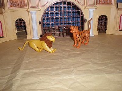 tiger löwe.JPG (33.42 KiB) 1457 mal betrachtet Wie der den Löwen erschaut,<br />Brüllt er laut,<br />Schlägt mit dem Schweif<br />Einen furchtbaren Reif,<br />Und recket die Zunge,<br />Und im Kreise scheu<br />Umgeht er den Leu<br />Grimmig schnurrend;<br />Drauf streckt er sich murrend<br />Zur Seite nieder.