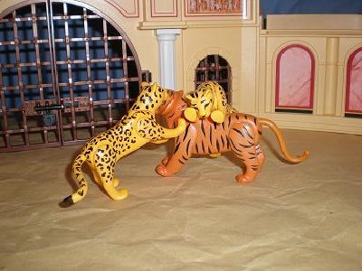leoparden tiger.JPG (36.42 KiB) 1450 mal betrachtet Da speit das doppelt geöffnete Haus<br />Zwei Leoparden auf einmal aus,<br />Die stürzen mit mutiger Kampfbegier<br />Auf das Tigertier,<br />Das packt sie mit seinen grimmigen Tatzen,