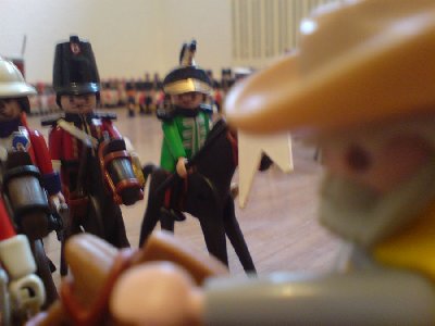 lange verfolgung.JPG (63.91 KiB) 1419 mal betrachtet "In der Tat. Wir verfolgen sie schon seit sie die Grenze überschritten haben. Und nun haben wir sie hier festgenagelt."