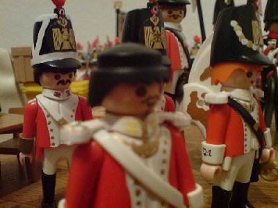 dicker major.JPG (85.15 KiB) 1423 mal betrachtet "Wie sie wünschen, euer Majestät. Übrigens hatten wir Besuch während sie mit dem Feind flanierten. Ein Offizier der Yanks lässt ihnen ausrichten dass ihr Bruder sie zu sprechen wünscht."