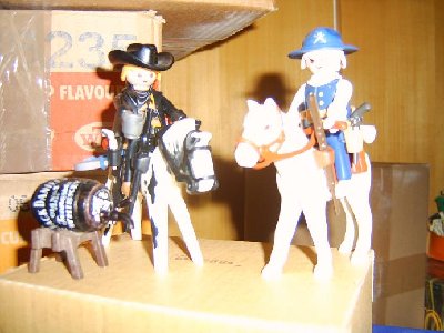Dachbodenwichtel.JPG (49.77 KiB) 1087 mal betrachtet Seit 24.12.2007 hat Tennessee Jack einen Trinkkameraden. Der guckt immer so böse, weil ihn einer blau angezogen hat! ;-)