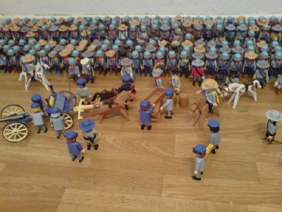 DSC00010.JPG (104.35 KiB) 1415 mal betrachtet "Bewegt euch Männer und hört auf wie die Hamel zu blöken! Postiert dass Geschütz weiter nach links. Wir brauchen den Platz noch!"