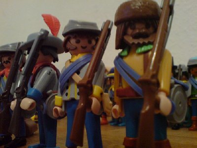 DSC00017.JPG (76.1 KiB) 1409 mal betrachtet "Hey Colt?""Mmmh?""Ganz schön was los hier. Kämpfen wir morgen wirklich gegen die Frösche?"
