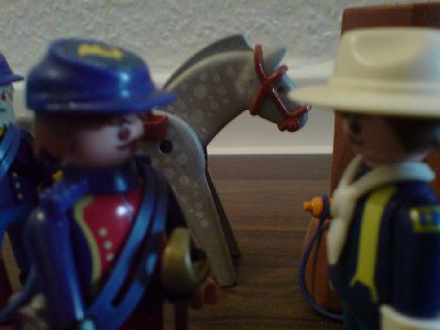 DSC00020.JPG (67.76 KiB) 1510 mal betrachtet "Nun Leutnant Yank, ihren Anschluss haben sie wohl gefunden. Mein Auftrag lautet sie zu finden und zu warnen. Wenn ich dann um meinen Revolver bitten dürfte."