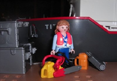 Bild46.JPG (31.89 KiB) 1425 mal betrachtet Ein paar Stunden später, steht Charlotta reisefertig vor der Titan. "Ich bin so aufgeregt, morgen geht es los, und der Jugo ist auch ganz nett."