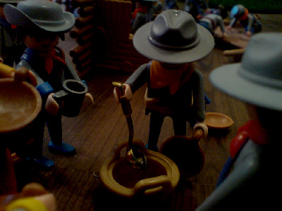 DSC00022.JPG (297.16 KiB) 1052 mal betrachtet "Was glaubst Du denn? Übrigens hat Deine Schwester bald ein Date." "Du bist ein "Wortzensur", Roy." "Bin schon schlimmer genannt worden. So Jungs. Da habt ihr eure Kelle."