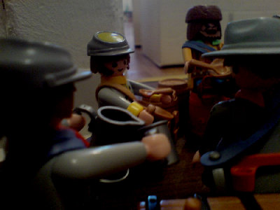 DSC00027.JPG (236.15 KiB) 1052 mal betrachtet "Colt hat recht. Wir kommen alle heil zurück, Rupert." "Wenn Du meinst Dixieman. Wie weit müssen wir denn laufen?"