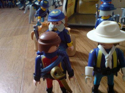 DSC00032.JPG (93.69 KiB) 1046 mal betrachtet "Reiten sie jetzt gleich zurück, Sir? Sie könnten sonst mit mir und den Jungs zu Abend essen." "Danke für die Einladung, Leutnant, aber ich darf keine Zeit mehr verlieren."