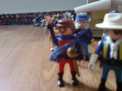 DSC00035.JPG (81.7 KiB) 1053 mal betrachtet "Wo ist eigentlich ihr Käppi?" "Dass habe ich doch auf. Huch, wo ist es? Es muss noch auf dem Tisch im Zelt liegen. Ich bin gleich zurück."