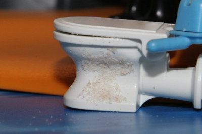 19.jpg (92.58 KiB) 1103 mal betrachtet Excusado: Ja schau mal ! Die ist ja ganz dreckig von außen.<br /><br />Termi: Hast Recht, da ist ziemlich viel Sand dran. Den müssen wir vorsichtig abfegen.