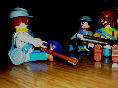 DSC00024.JPG (317.77 KiB) 973 mal betrachtet "Bei seinem Licht, Sarge. Ich habs geschafft. Ich habe einen Yankee erwischt und seine Mütze als Beweis." "Hervorragend Dixie. Dann können wir zurück. Wir müssen nur noch auf Roy warten."