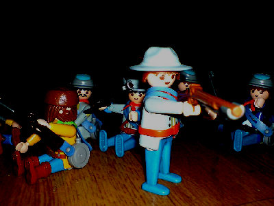 DSC00033.JPG (310.91 KiB) 976 mal betrachtet "Rupert! Bist Du wahnsinnig?! Runter mit dem Gewehr. Willst Du uns alle ans Messer liefern?!" "Wir müssen ihm doch helfen, Sarge!!!"