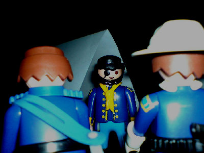 DSC00023.JPG (248.28 KiB) 969 mal betrachtet "Verdammt Yank, wissen sie eigentlich wie spät es ist? Und wer ist dass?" "Sir, das ist Hauptmann Brittles von der Kavallerie. Wir brauchen ihre Hilfe, Sir."