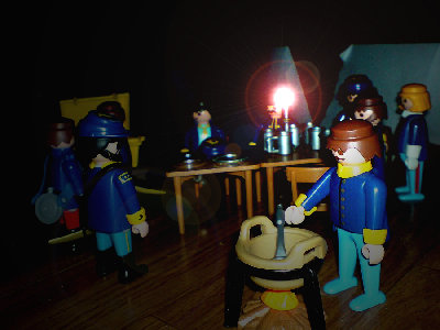 DSC00021.JPG (302.55 KiB) 970 mal betrachtet "Flash, sie alter Halunke. Selbst Sie ,als Verfechter eines etwas spartanischeren Lebensstils, sollten doch einem echten IrishCoffee nicht widerstehen können. Ordonance? Einen Becher für den Captain."