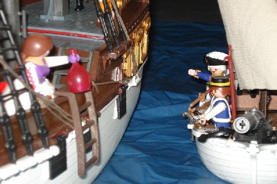 8-2Boote1.JPG (290.33 KiB) 916 mal betrachtet Wir senden Euch Gruesse im Namen des Vizekönigs. Er hat mich beauftragt Euch und Euren Männern diesen Wein als Anerkennung Eures Dienstes Fern der Heimat zu überreichen.