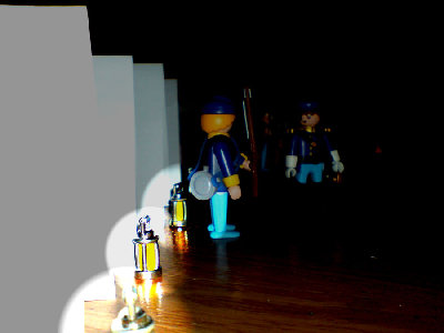 DSC00013.JPG (81.39 KiB) 1031 mal betrachtet "Nabend Private. Sind die Schatten heute ruhig?" " Sehr ruhig Sir. Wünsche eine gute Nacht, Sir"