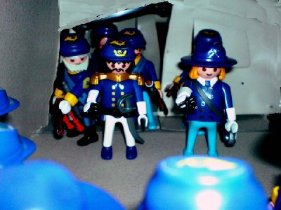 DSC00035.JPG (97.91 KiB) 997 mal betrachtet "Schau an! Wie sie gesagt haben, Mister Tricorne. Hier hat sich ja ein schönes Rattenpack zusammengerottet."