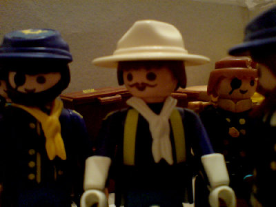 DSC00014.JPG (113.93 KiB) 996 mal betrachtet "Geben sie es auf Flash. Der gehört mit zu dieser Verräterbande. Genau wie der feine Captain Tricorne hier."