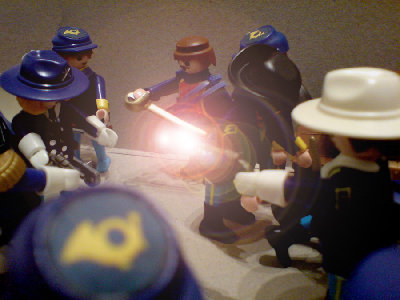 DSC00030.JPG (132.27 KiB) 996 mal betrachtet &quot;Peng!&quot; &quot;Unnngh!&quot; &quot;Tricorn ist am Boden. Los schnappt euch Monroe und den Collonel!&quot;
