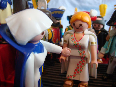 Finale-048.jpg (233.84 KiB) 2088 mal betrachtet Baronin von Rottweil: Alles, was mein Lämmchen sagt stimmt, königliche Hoheit! Aber nun Constanze wirst Du sofort unter Deck gehen und Dich standesgemäß kleiden. Es ziehmt sich nicht für eine Dame, sich im Nachtgewand vor fremden Männern zu zeigen!