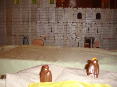 DSC03895.JPG (33.33 KiB) 1093 mal betrachtet Die beiden laufen ihm nach und sehen die berüchtigte Droidenfabrik.