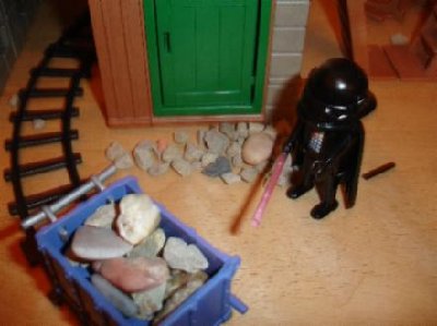 DSC03995.JPG (19.91 KiB) 995 mal betrachtet Er ist jetzt sehr zornig und kippt einen Mienenwagen um sodass Luke nicht vorbei kann.