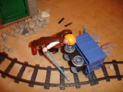 DSC04001.JPG (20.81 KiB) 991 mal betrachtet Luke wird von Darth Vader mit dem Kopf gegen das Rad des Mienenwagen geschleudert.
