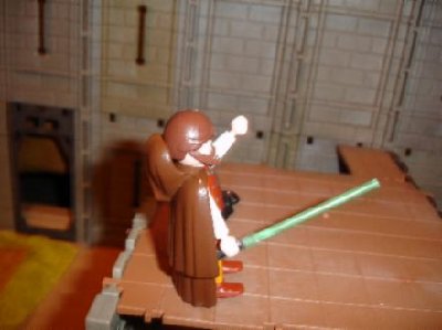 DSC04009.JPG (16.41 KiB) 991 mal betrachtet Obi-Wan hat eine Idee.Er nimmt mit der Macht ein Stück Holz an dem Stacheln befestigt sind und schmeisst es auf Darth Vader.