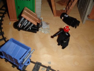 DSC04186.JPG (25.85 KiB) 1002 mal betrachtet Darth Maul wirft den umgekippten Mieinenwagen auf Obi-Wan.
