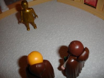 DSC04094.JPG (19.62 KiB) 793 mal betrachtet Als sie wieder im Dorf angekommen waren sagte C-3PO&quot; Kommt mit der Comander will euch sprechen&quot;