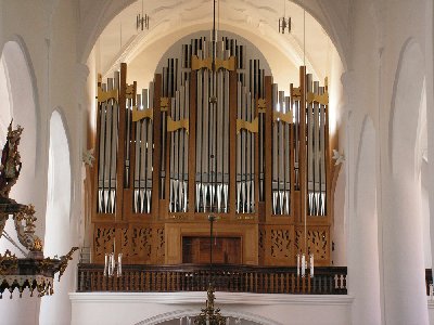 Orgel3.jpg (479.3 KiB) 1421 mal betrachtet Dieses Bild (Quelle http://www.dekanat-weiden-evangelisch.de/seiten/141.htm) diente als Vorlage. Darüber hinaus war für die Perspektive der Videomitschnitt des Baus auf der Startseite der Orgel-Homepage recht hilfreich.