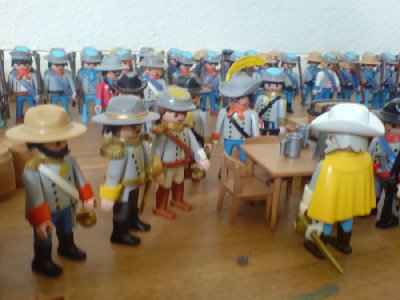 DSC00050.JPG (76.8 KiB) 1013 mal betrachtet "Wir bilden zwei Linien. Major? Sie befehligen die Erste. Lt. Collonel Monroe? Sie übernehmen die Zweite. Versauen Sie es bitte nicht"