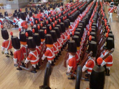 DSC0096.JPG (110.36 KiB) 1064 mal betrachtet Mit knochenbrecherischer Präzision wechselte die Infanterie in zwei drei Reihen tiefe Linien. Die Rebellen würdigten dass Schauspiel mit ironischem Jubel.