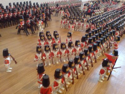 DSC00099.JPG (113.68 KiB) 1061 mal betrachtet Auch sie trat in Gefechtsformation an und liess die Bataillonslinie noch weiter anschwellen. Fast dass gesamte Sichtfeld der Rebellen war nun mit Franzosen gefüllt.