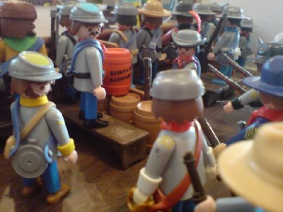 DSC00178.JPG (88.74 KiB) 1340 mal betrachtet "Ihr verknieft euch gefälligst euer Katzengejammer. Wir dürfen hier nicht mehr Aufmerksamkeit als nötig erregen. Also: Ich will keinen Mucks hören!"