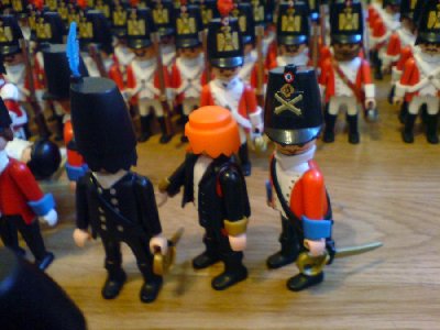 DSC00301.JPG (91.9 KiB) 1020 mal betrachtet "War dass gerade Sergeant Keller da auf der Trage?" "Ja Sir. Ein Splitter, Sir. Deswegen frage ich. Die Rebellen sind hinter ihren Barrikaden gut geschützt. Wir stehen hier auf freiem Feld."