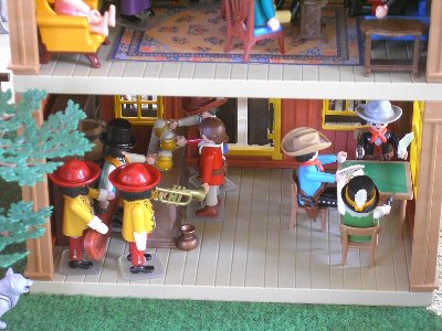 Red Mountain City 014.JPG (215.22 KiB) 1843 mal betrachtet "Spielt lauter Jungs, die Knallerei geht mir auf den Wecker!"