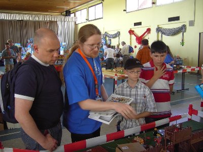 Leute 011.JPG (203.96 KiB) 599 mal betrachtet Die Dioramen wurden den Besuchern ausführlich erklärt. Hier mit historischer Literatur unterlegt. Womit auch bewiesen wäre, dass Playmo-Sammler nicht nur den Collector lesen ;-)