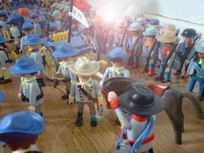 DSC00312.JPG (92.65 KiB) 1013 mal betrachtet "Captain Lockley, Sir?" "Was gibts?" "Der General befiehlt dass sie noch eine gezielte Salve abgeben und dann ihr Feuer einstellen." "Was!? Der hat Nerven. Also gut."