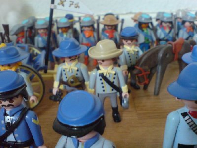 DSC00313.JPG (80.54 KiB) 1020 mal betrachtet "Batterie! Gezieltes Staffelfeuer! Nr. 1 fängt an. Dass ist erstmal unsere letzte Salve Jungs! Macht was draus!"