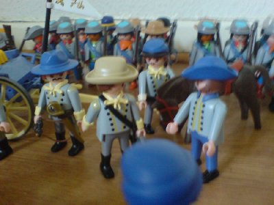 DSC00326.JPG (77.55 KiB) 1143 mal betrachtet "Cooper? Melden sie dem General: Ein feindliches Geschütz wurde ausgeschaltet, dass ich Munition brauche, sowie 10 Männer aus der Reserve. Sonst war es das von uns aus. Verstanden?" "Ja Sir. Verstanden."